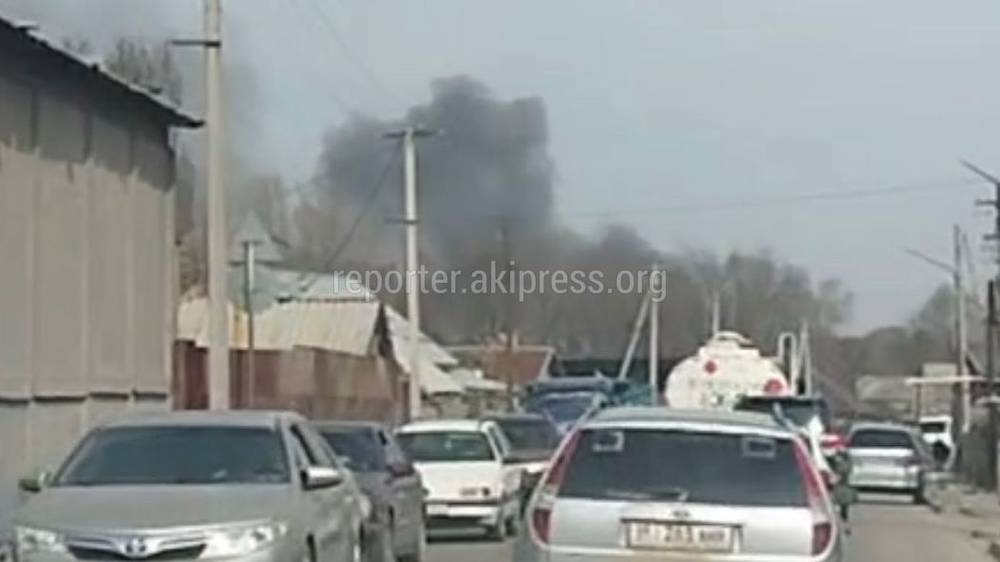 На западе Бишкека произошел пожар. Видео