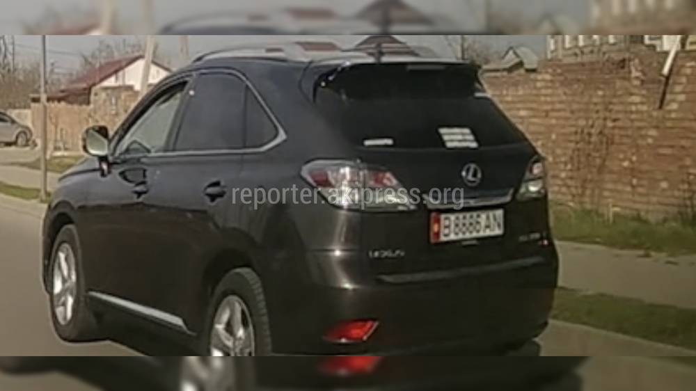 В Бишкеке водитель за рулем Lexus RX350 проехал на запрещающий сигнал. Видео