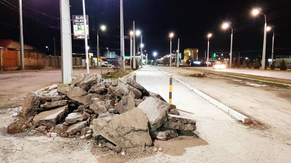 В Бишкеке мкр Джал-29 строительный мусор перекрыл тротуар