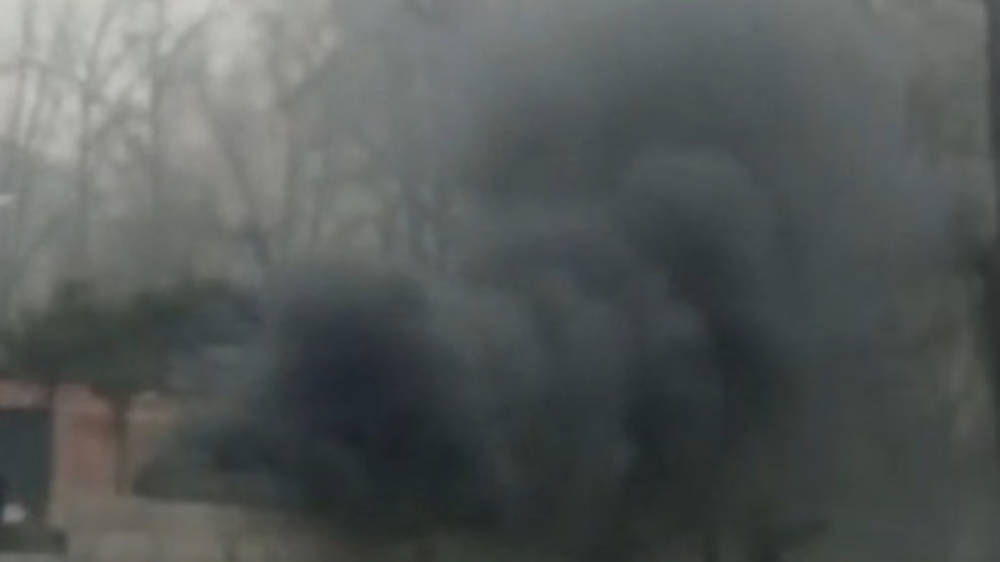 Клубы черного дыми из мусорки. Видео горожанина