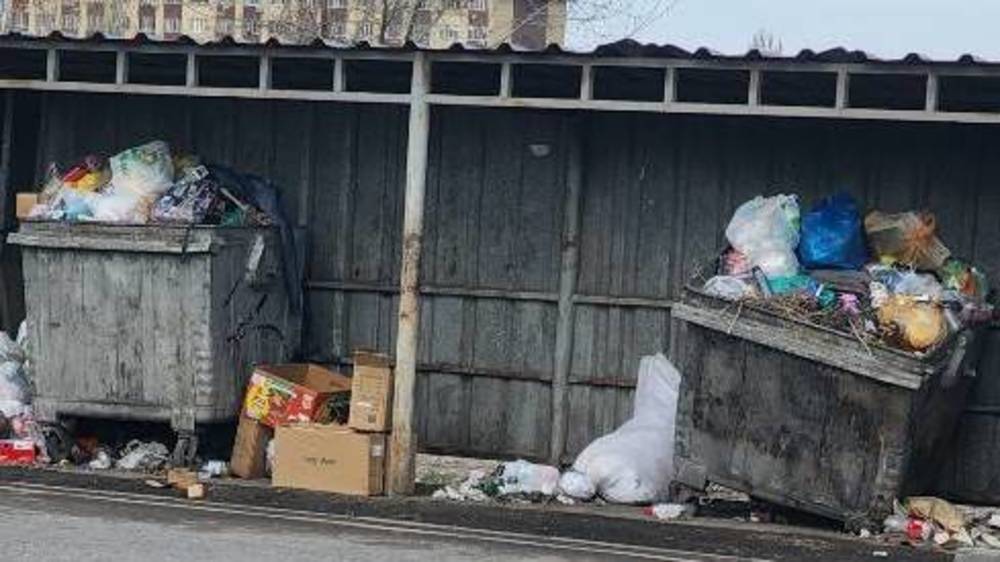 На мусорной площадке в 12 мкр мало контейнеров. Фото горожанина