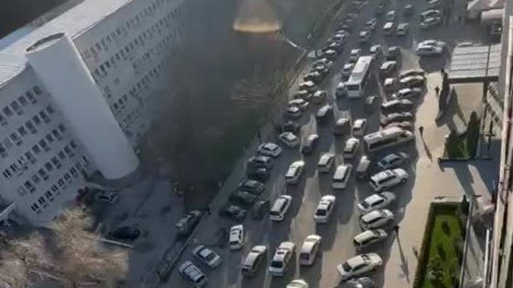 «Как в Нью-Йорке». Огромная пробка на Токтогула. Видео горожанина