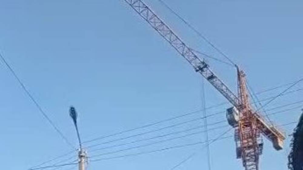 В Оше стрела крана опасно свисает над перекрестком. Видео горожанки