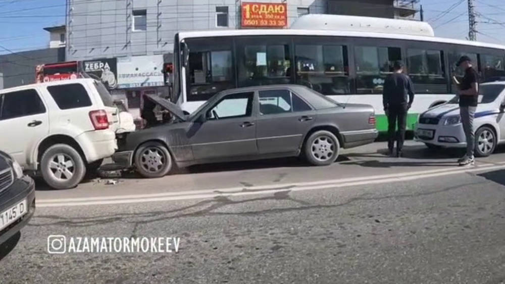 На Советской паровозиком столкнулись «Лексус», «Форд» и «Мерседес». Видео