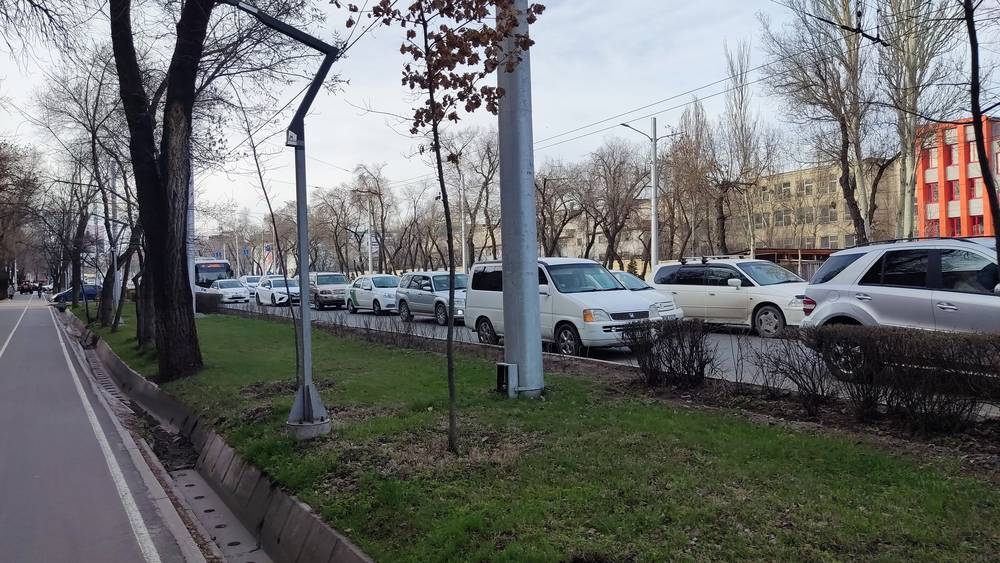 «Регулировщики не справляются». Огромная пробка на Айтматова. Фото горожанина