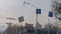 На Советской оборвался провод, на котором висят дорожные знаки. Фото