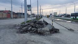 Когда в Джале уберут строймусор на тротуаре. Фото горожанина