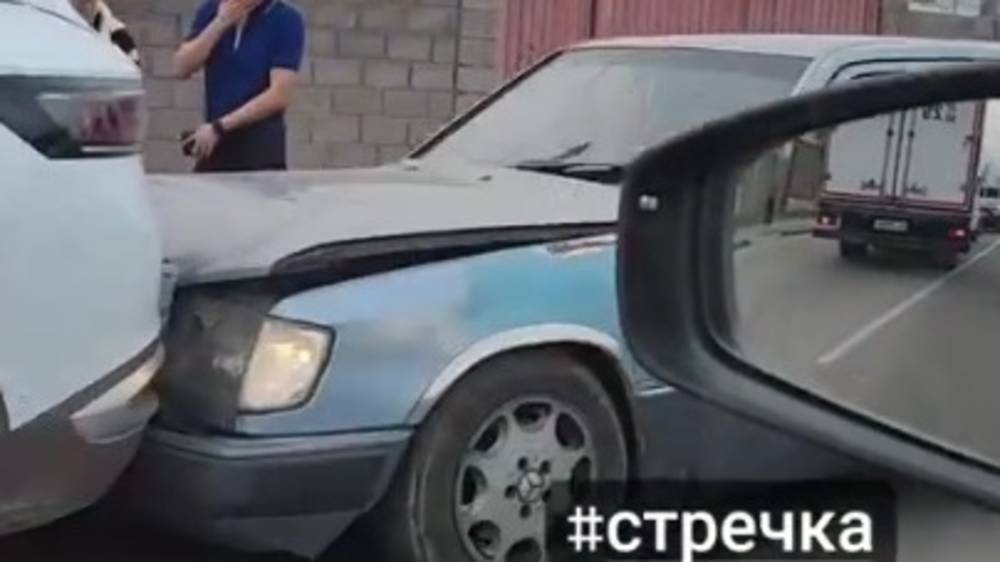 «Мерседес» сзади стукнул «Фольксваген ID.4X». Видео с места аварии