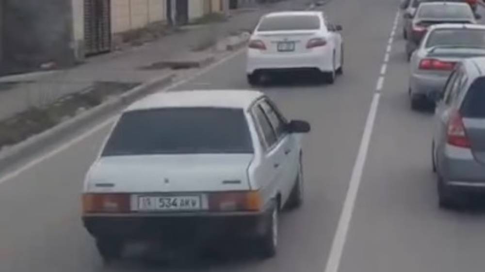 Горожанин просит УПСМ наказать водителей, которые массово выезжают на встречку. Видео