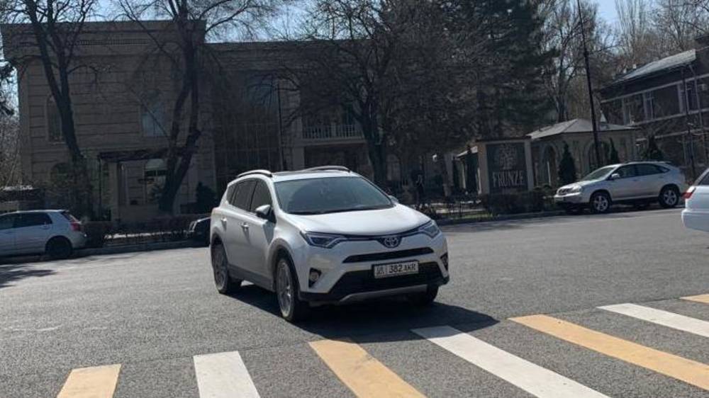 «Тойоту RAV 4» оставили посреди дороги. Фото