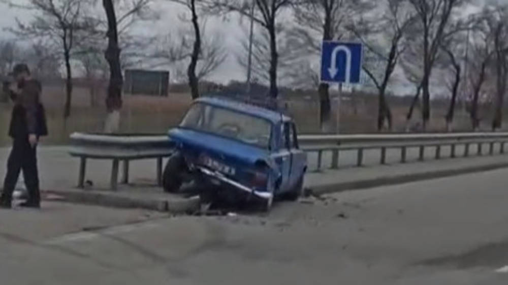На трассе в аэропорт столкнулись две машины. Видео с места аварии
