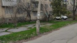 Возле школ в 4 мкр несколько аварийных бетонных столбов. Фото горожанина