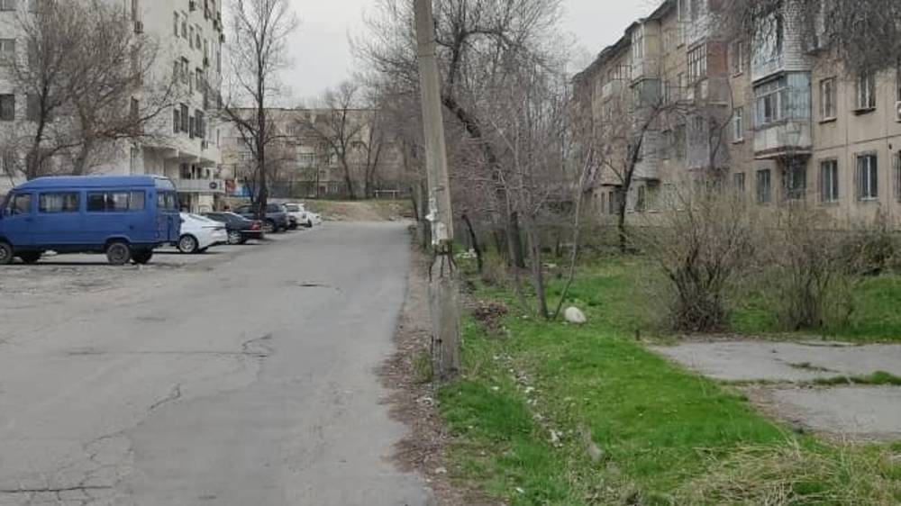 Возле школ в 4 мкр несколько аварийных бетонных столбов. Фото горожанина