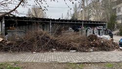 Мусорка в 10 мкр переполнена. Фото горожанина