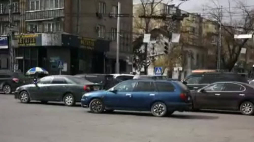 На Моссовете не работает светофор, образовалась пробка. Видео горожанина