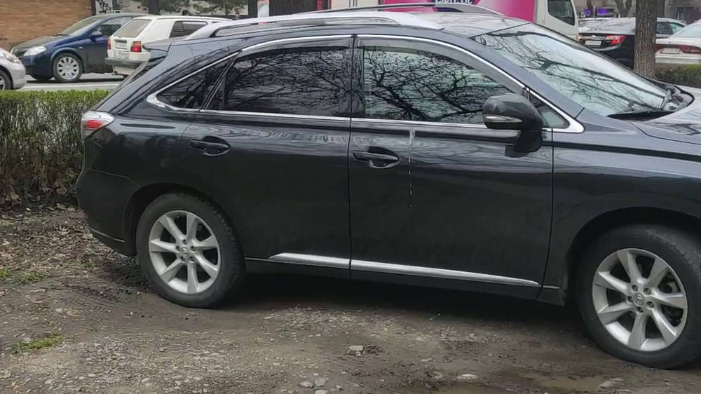 Lexus RX 350 припаркован на газоне на Манаса. Видео горожанина