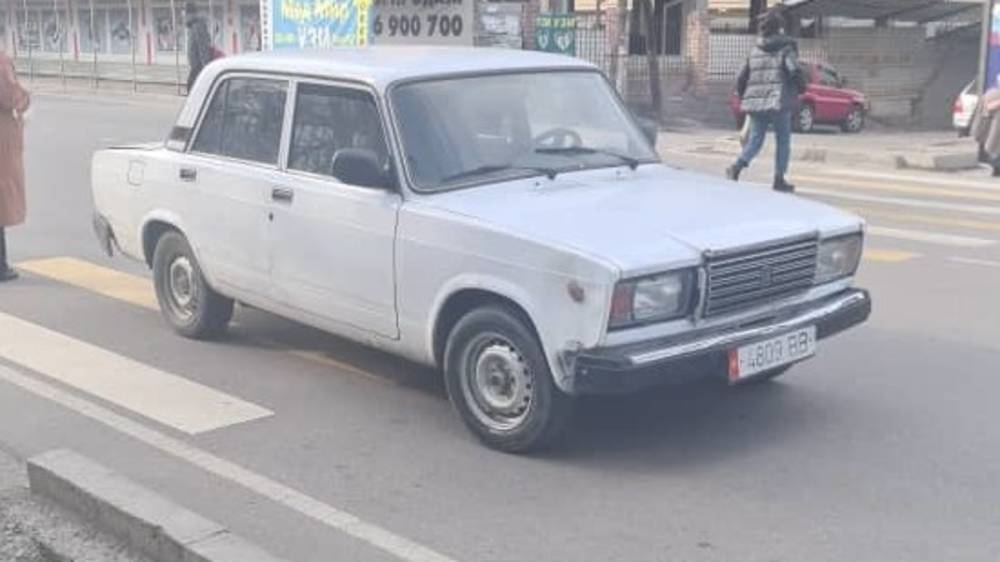 «Жигули» припарковали на «зебре» возле поликлиники №5. Фото