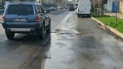 На ул.Усенбаева из-под асфальта течет вода. Видео горожанина