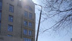 На Тыныстанова накренился столб. Фото горожанина