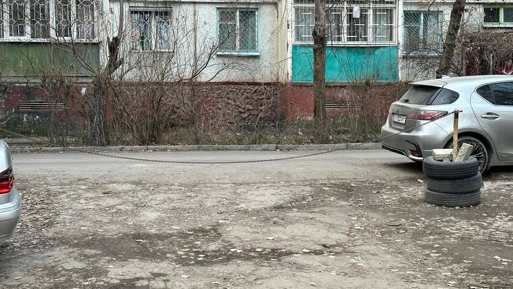 В 11 мкр цепью огородили парковку. Законно ли? Видео горожанина