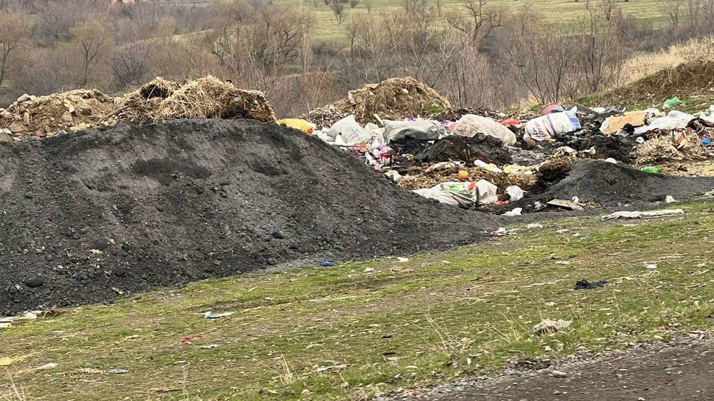Свалку мусора на трассе Ош—Бишкек в Московском районе убрали. Видео