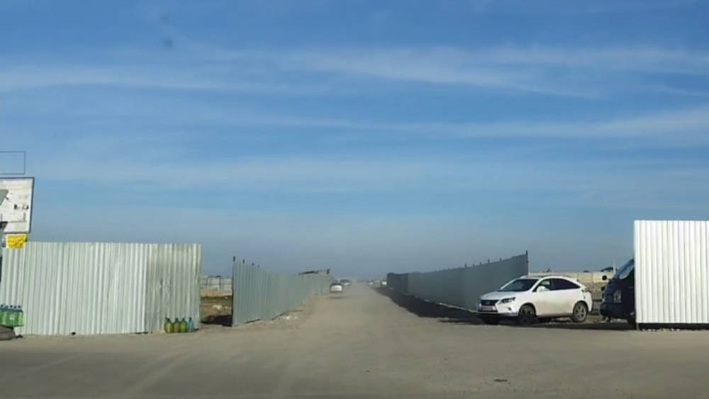 Дорогу по ул.Ахунбаева сузили заборами. Законно ли? Видео горожанина