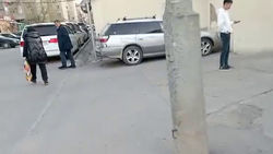 В Кок-Жаре тротуар упирается в стену швейного цеха. Видео горожанина