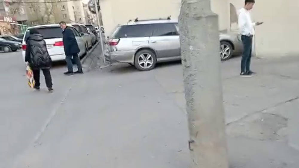 В Кок-Жаре тротуар упирается в стену швейного цеха. Видео горожанина
