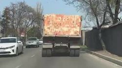 КамАЗ без заднего борта опасно перевозит кирпичи. Видео