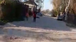 Жительница Газ городка жалуется на состояние дороги. Видео