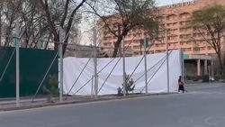 На Ибраимова баннер стройки перекрыл тротуар, пешеходы вынуждены выходить на дорогу. Фото горожанина