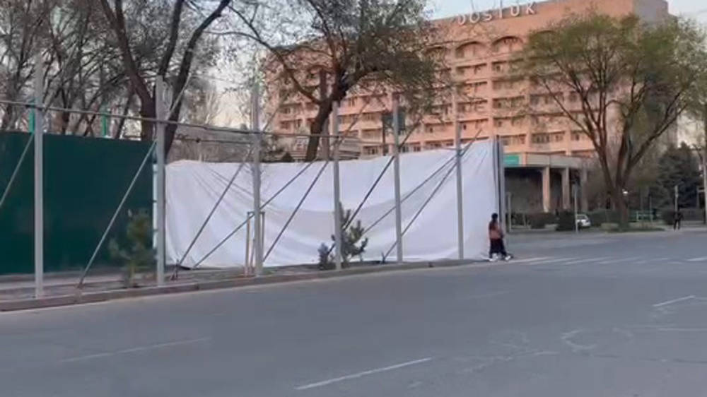 На Ибраимова баннер стройки перекрыл тротуар, пешеходы вынуждены выходить на дорогу. Фото горожанина