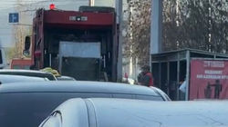 В Джале мусоровоз создает пробки в час пик, люди не успевают на ооз ачуу. Видео горожанина