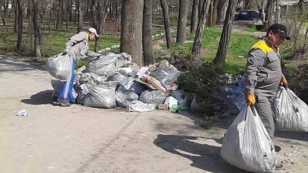 «Бишкекзеленхоз» убрал мусор в парке на Бакаева, который остался после субботника. Фото мэрии
