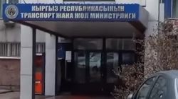 Яму на дороге перед зданием Минтранса все еще не заделали. Видео горожанина