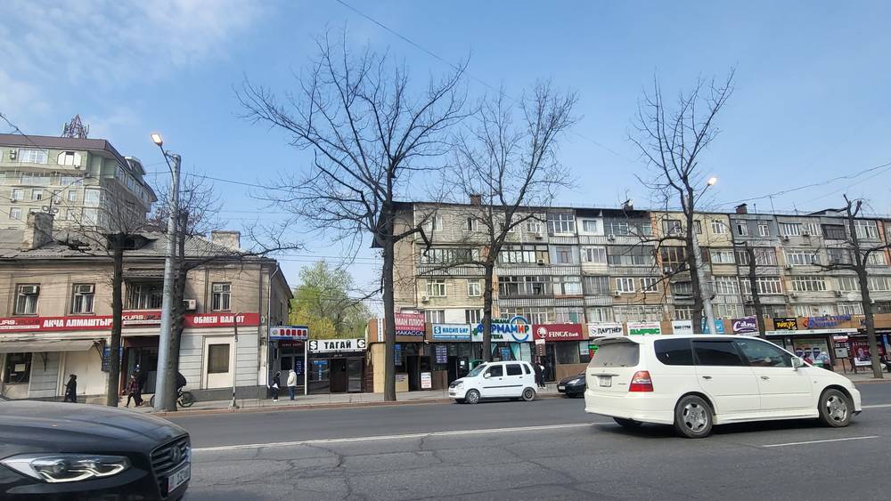 На Советской днем горят фонари. Фото Бегимай