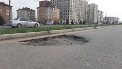 Яма на велодорожке на Южной магистрали, которую не могут заделать полтора года. Фото