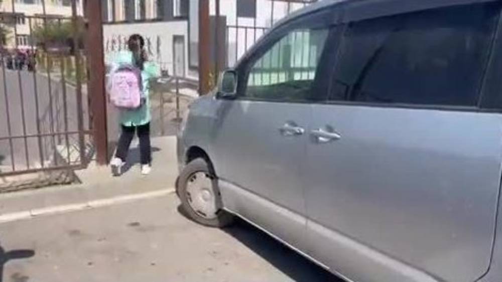«Степвагон» припарковали, перекрыв вход в школу №20. Видео горожанки