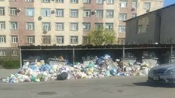В 12 мкр пакеты с мусором вываливаются из баков. Фото
