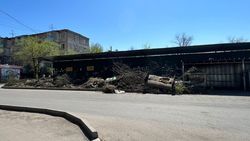 В 5 мкр месяц не вывозят мусор возле баков, собралась огромная куча. Фото