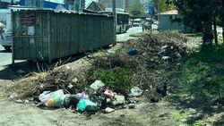 В 6 мкр не вывозят мусор. Фото