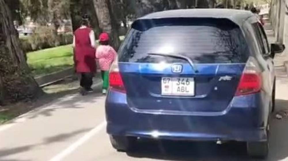 «Фит» припарковали, заехав на тротуар. Видео горожанина