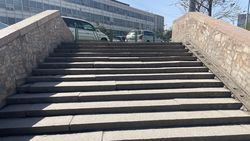 На мосту возле Ошского рынка нет пандуса. Фото горожанина