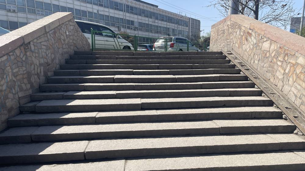 На мосту возле Ошского рынка нет пандуса. Фото горожанина