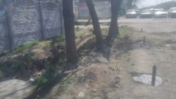 Законно ли на Алматинке строят забор на обочине? Видео горожанина
