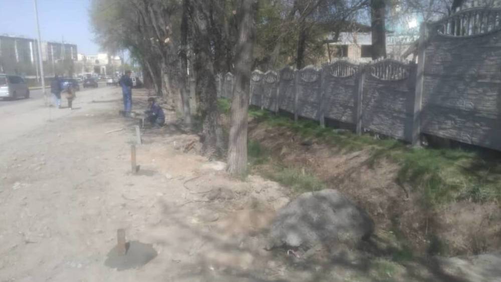 Законно ли на Алматинке строят забор на обочине? Видео горожанина