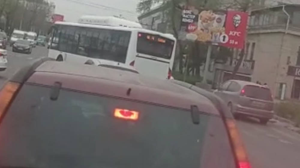 Автобус №48 снова поворачивает со второй полосы. Видео