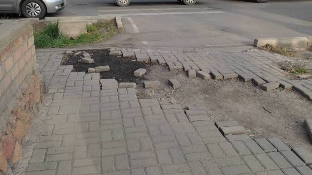 На Линейной испортили брусчатку на тротуаре и не восстановили. Фото
