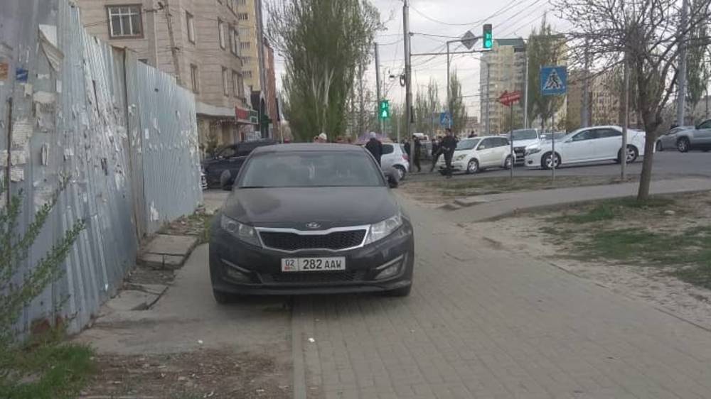 Kia K5 припарковали на тротуаре. Фото