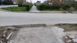 Тротуар на Южной магистрали упирается в бордюры. Фото горожанина